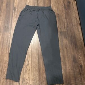 Worn once ALO men’s conquer pulse pant charcoal grey sz L